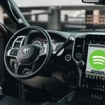 como escuchar spotify en el coche
